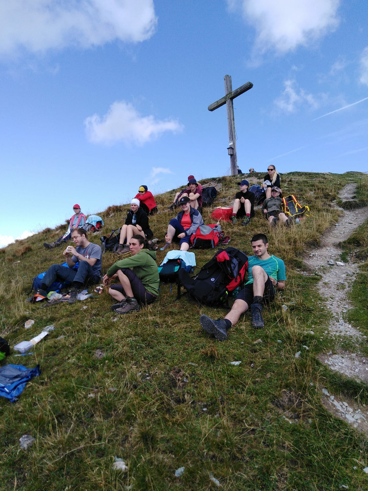 Pause der Jugendlichen am Gipfelkreuz